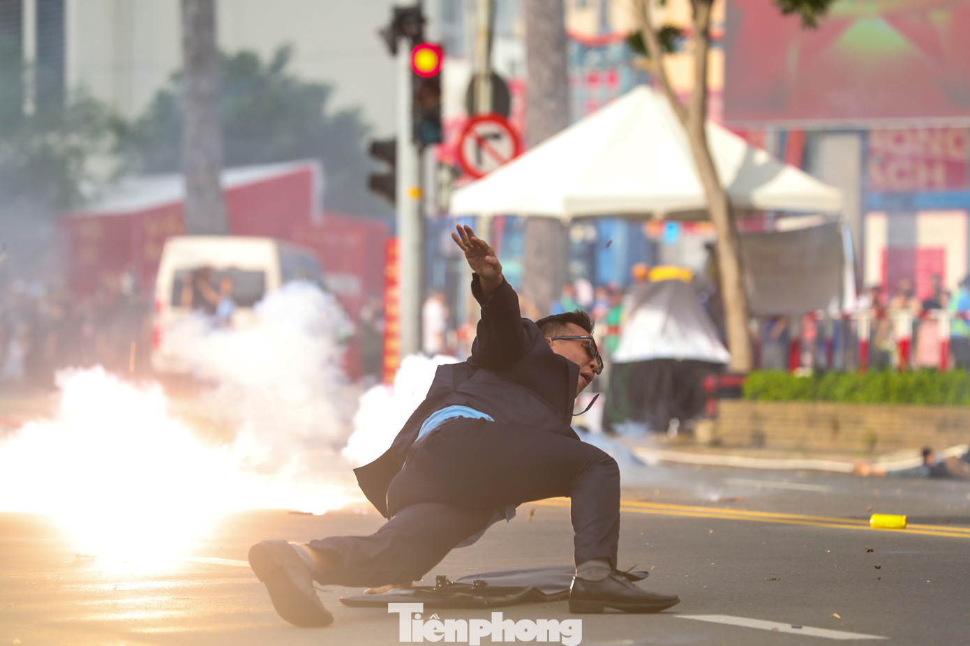 Lực lượng cảnh vệ tổ chức diễn tập tình huống giả định bảo vệ yếu nhân trước một vụ tấn công khủng bố. Ảnh: Duy Anh.