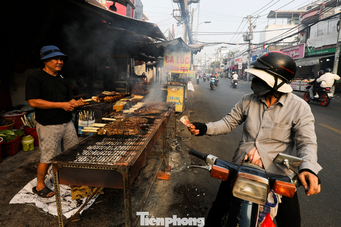 Người dân từ những nơi rất xa cũng tìm đến "phố cá lóc nướng" nổi tiếng này để mua cá. Nhiều người chia sẻ tranh thủ mua sớm từ chiều ngày hôm này vì sáng mai sẽ rất đông. Người dân từ những nơi rất xa cũng tìm đến "phố cá lóc nướng" nổi tiếng này để mua cá. Nhiều người chia sẻ tranh thủ mua sớm từ chiều ngày hôm này vì sáng mai sẽ rất đông.