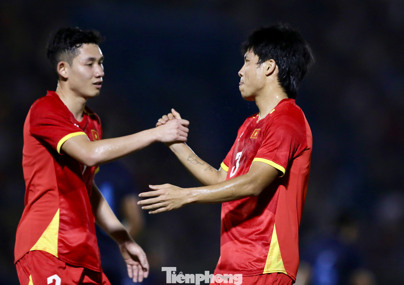 Phút 25, Kan Mo phạm lỗi với Doãn Ngọc Tân, mang về cho Việt Nam một quả đá phạt ngay trước vòng cấm, cách khung thành 21m. Với một cú đá đưa bóng cuộn vào góc xa, Hai Long giúp Việt Nam vươn lên dẫn trước 1-0.