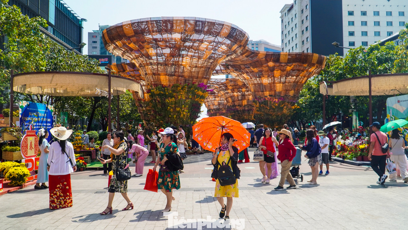 Đường hoa Nguyễn Huệ Tết Ất Tỵ 2025 sẽ mở cửa phục vụ nhu cầu du xuân, thưởng ngoạn của người dân thành phố và du khách đến 21 giờ ngày 2/2 (mùng 5 Tết).