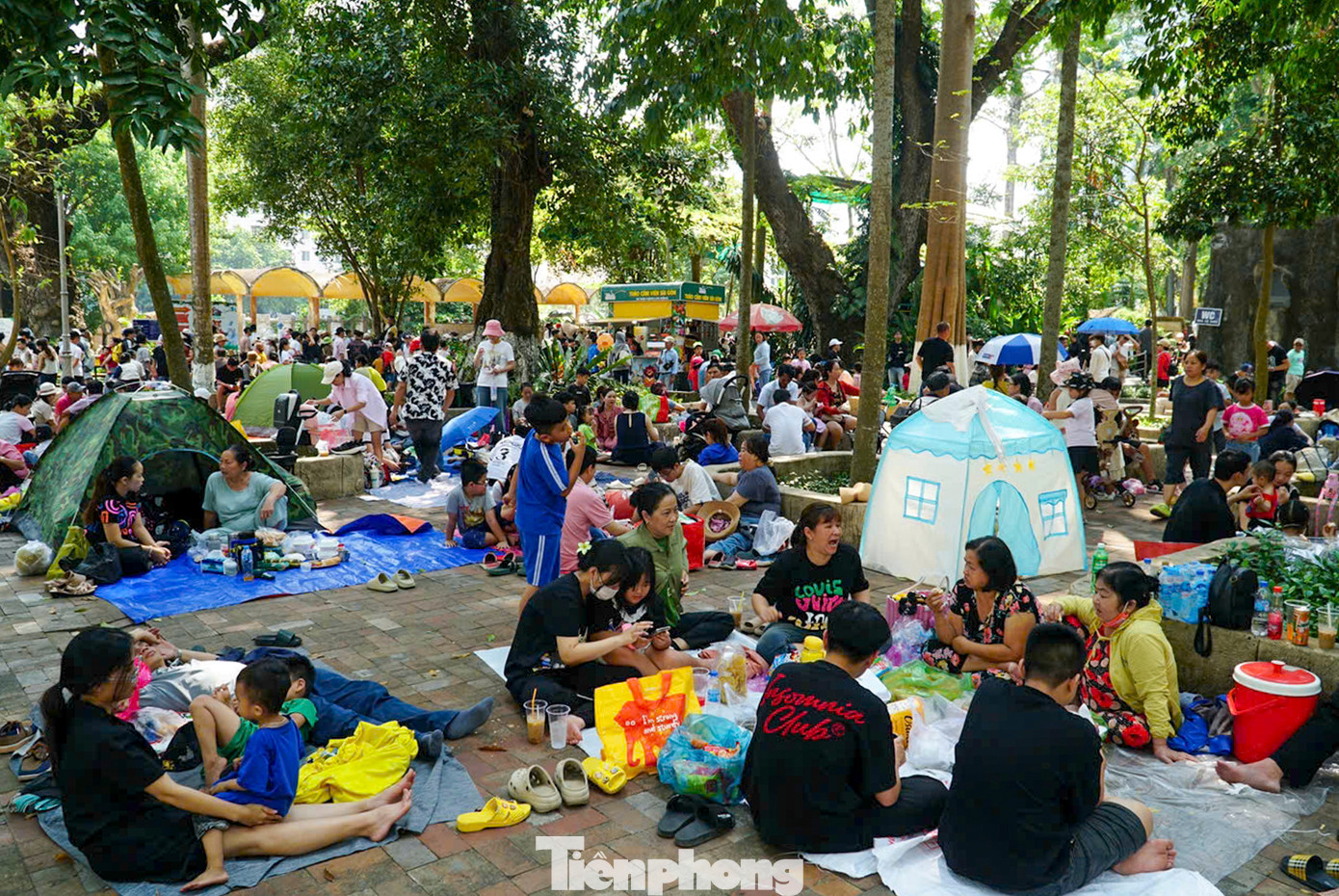 Thời tiết tại TPHCM trong những ngày qua chịu ảnh hưởng của nắng nóng nên người dân chọn đến Thảo Cầm Viên với khuôn viên có nhiều cây xanh để vui chơi cũng là điều dễ hiểu.