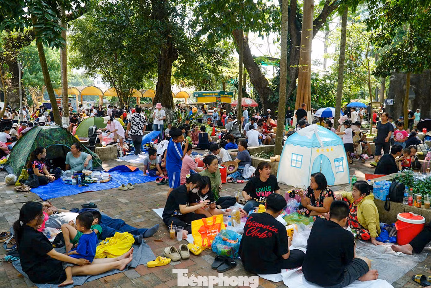 Thời tiết tại TPHCM trong những ngày qua chịu ảnh hưởng của nắng nóng nên người dân chọn đến Thảo Cầm Viên với khuôn viên có nhiều cây xanh để vui chơi cũng là điều dễ hiểu.