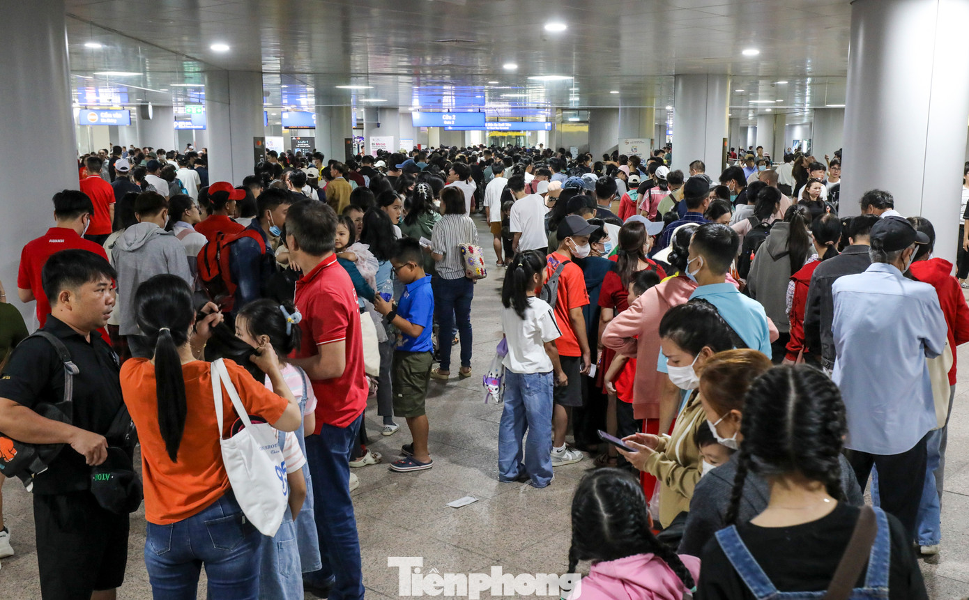 Phần lớn khách phải đợi 30-60 phút mới có thể lên được tàu trong cảnh chen lấn.