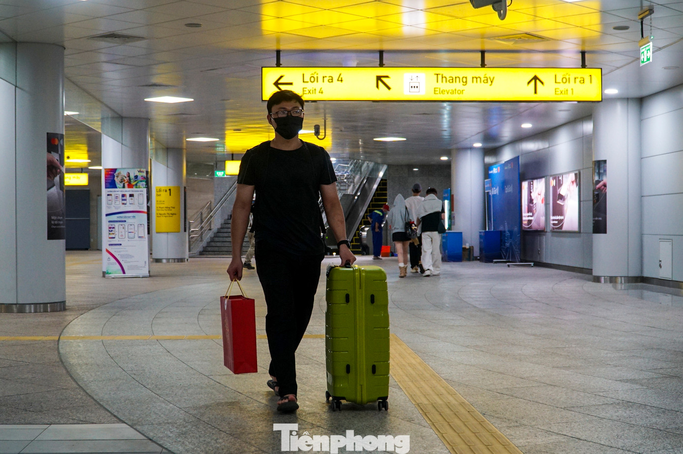 Trong những ngày cận Tết Ất Tỵ, đường phố trở nên đông đúc bởi nhu cầu đi lại của người dân tăng cao do lượng người rời TPHCM về quê ăn tết ngày càng đông đúc.