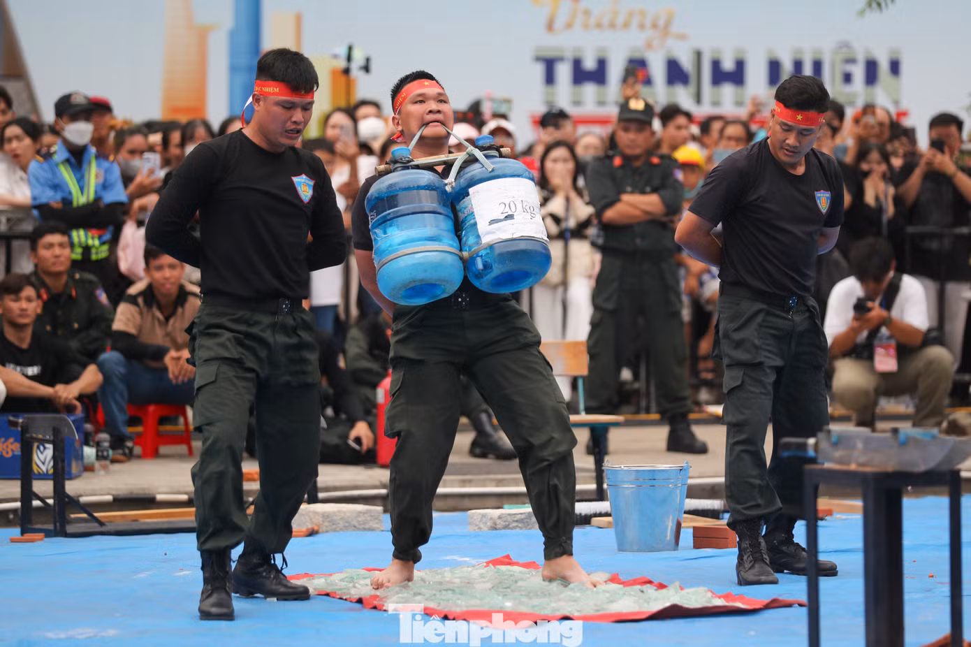 Màn biểu diễn khí công đầy ấn tượng từ các chiến sĩ Cảnh sát cơ động. Ảnh: Duy Anh.