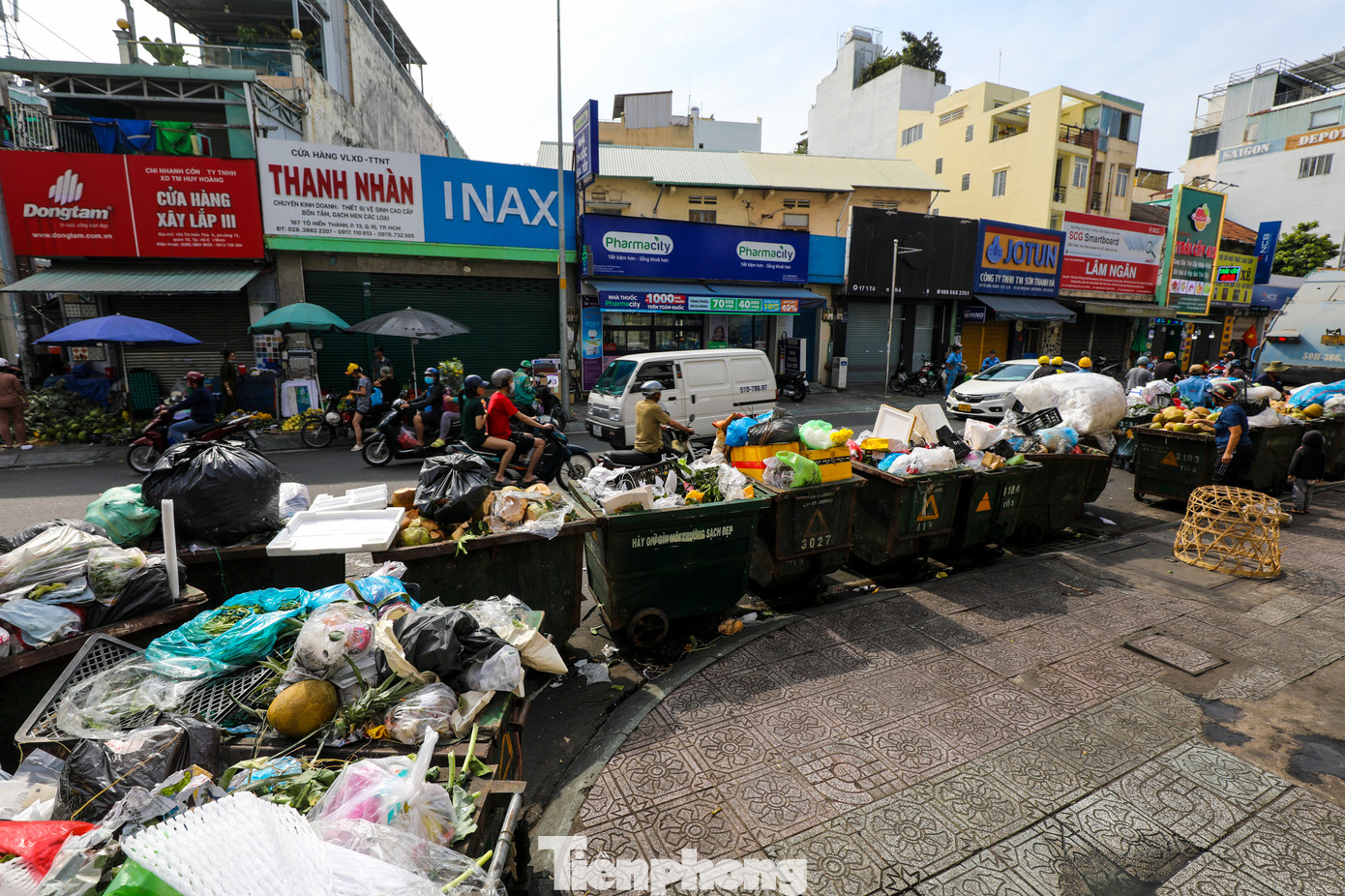 &quot;Bây giờ thành phố yêu cầu đưa rác đến Củ Chi ( khu liên hợp xử lý chất thải Tây Bắc, huyện Củ Chi), thời gian quay đầu mất 5 giờ đồng hồ. Đi xa và thời gian quá dài, việc thu gom vận chuyển rác cuối năm lại nhiều gấp 2- 3 lần bình thường nên anh em rất mệt, lượng rác chưa kịp vận chuyển ùn ứ lại nhiều hơn”, ông B. ngao ngán nói.