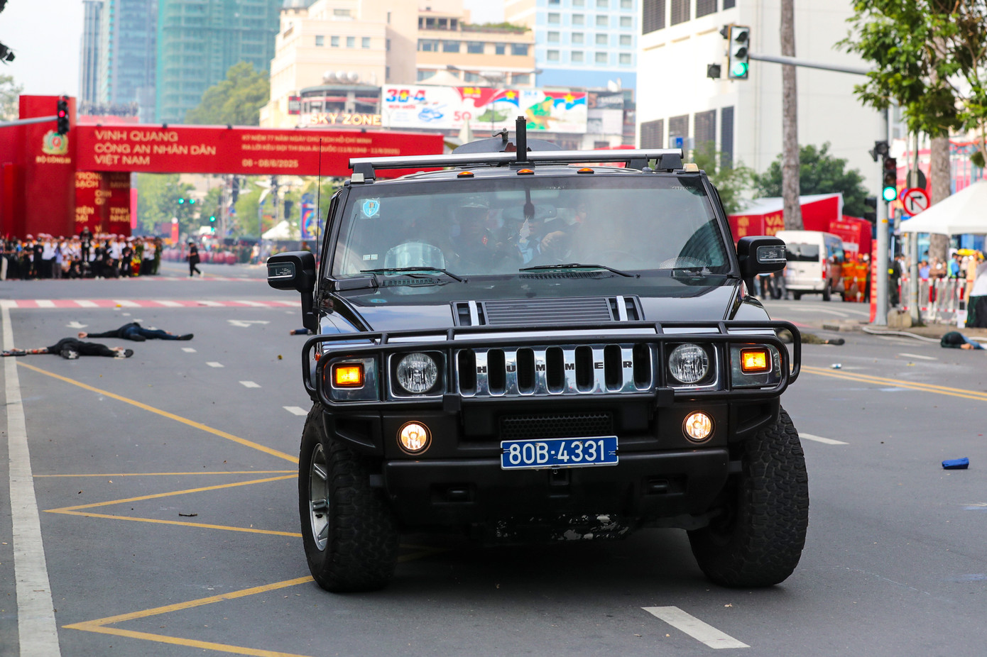 Lực lượng cảnh vệ với các loại xe, vũ khí chuyên dụng trong buổi diễn tập bảo vệ nguyên thủ và tiêu diệt các nhóm khủng bố.