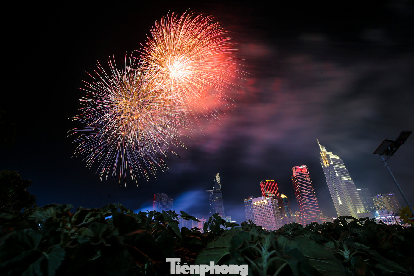 Đúng 21h30, màn trình diễn pháo hoa chào mừng 50 năm thống nhất rực sáng trên bầu trời TPHCM, thỏa mãn sự chờ đợi của hàng nghìn người dân thành phố.