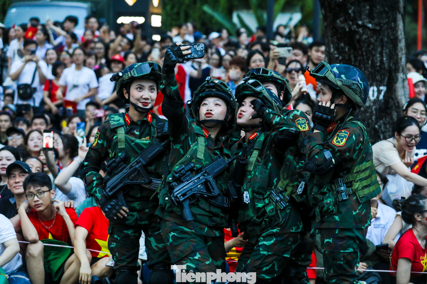 Trong lúc chờ di chuyển vào khu vực tập kết, các thành viên đội diễu binh, diễu hành đã có những giây phút giao lưu, chụp ảnh với người dân rất thân thiện và nồng nhiệt.
