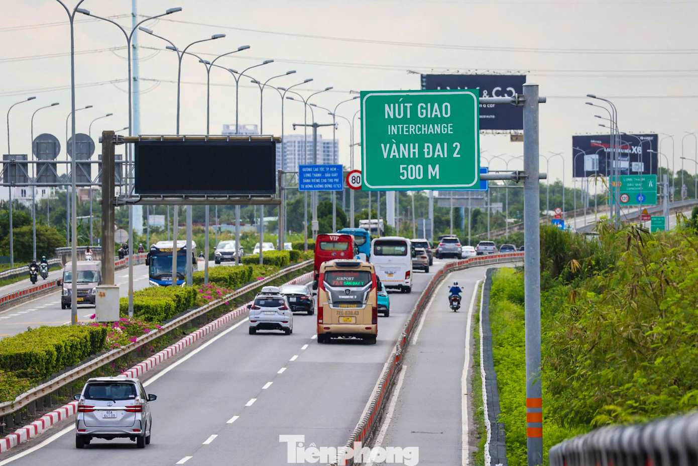 Công trình đường dẫn này dự kiến khởi công trong năm nay và hoàn thành vào năm sau, nhằm đồng bộ với kế hoạch mở rộng tuyến chính cao tốc do Tổng công ty Phát triển đường cao tốc Việt Nam (VEC) triển khai.