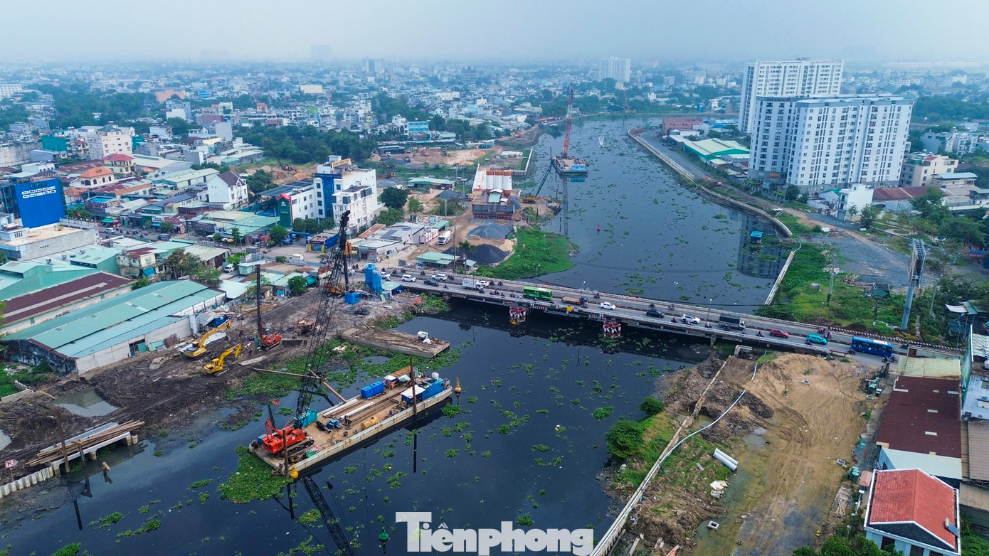 Kênh Tham Lương - Bến Cát - Rạch Nước Lên có chiều dài gần 32km, chảy qua 7 quận, huyện gồm: Quận 12, Bình Tân, Tân Phú, Tân Bình, Gò Vấp, Bình Thạnh và huyện Bình Chánh.