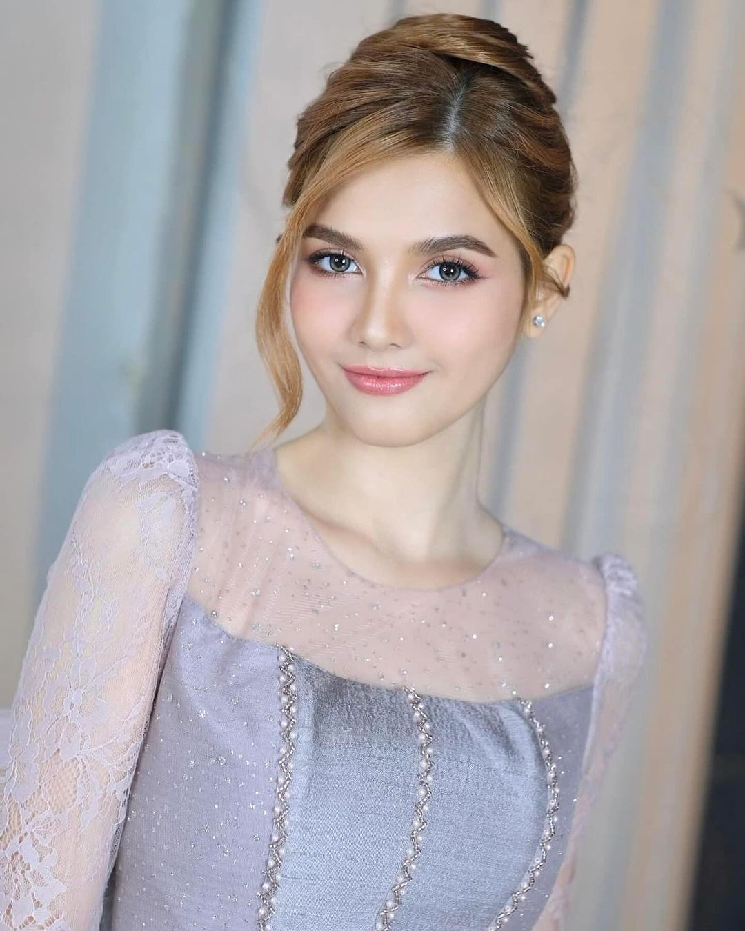 Christina Lasasimma có kinh nghiệm thi sắc đẹp ấn tượng. Cô tham gia cuộc thi Hoa hậu Lào 2012 và đăng quang ngôi vị cao nhất khi mới 19 tuổi,