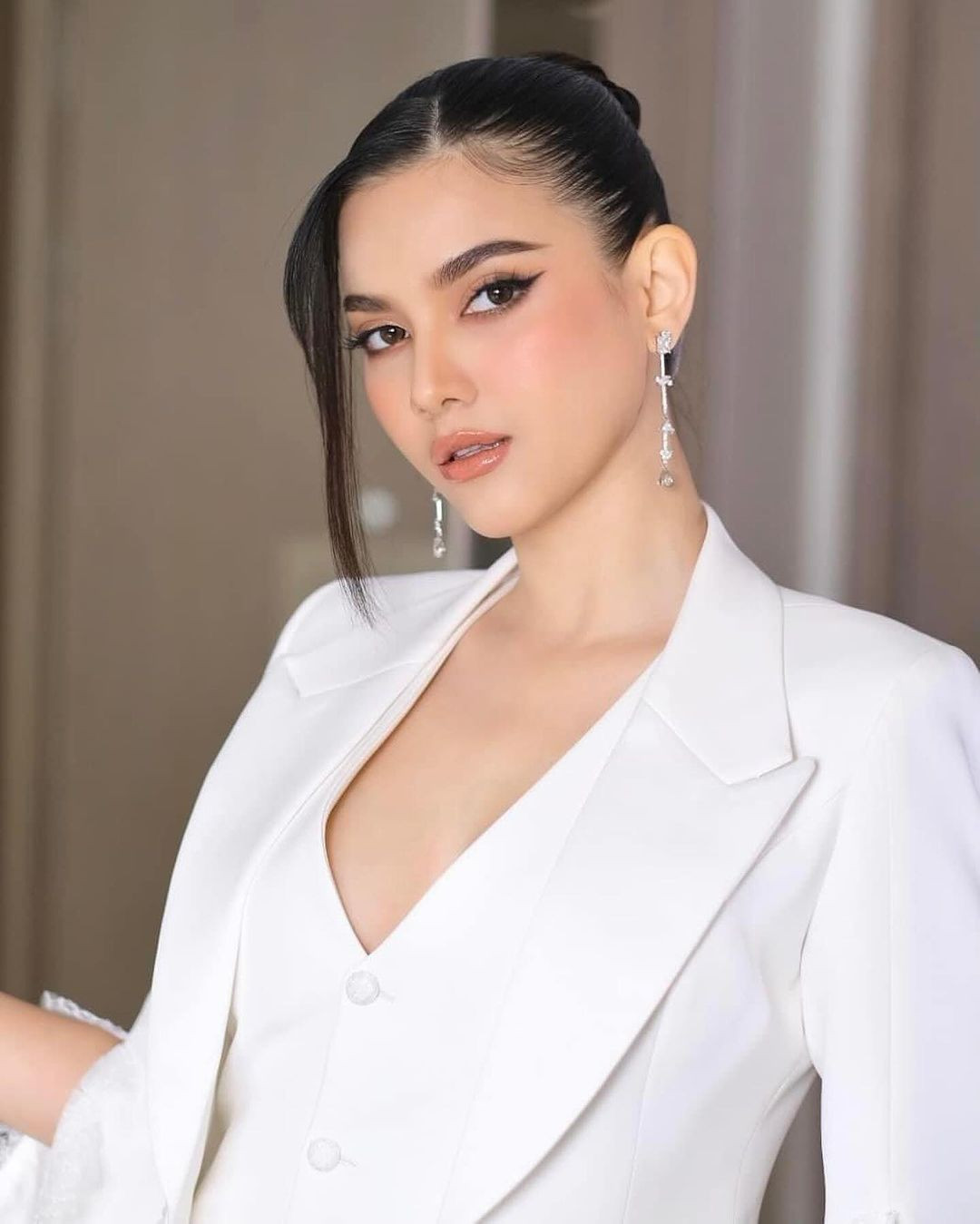 Christina Lasasimma năm nay 30 tuổi, là người mẫu hàng đầu tại Lào, thường xuyên catwalk ở các sự kiện thời trang.