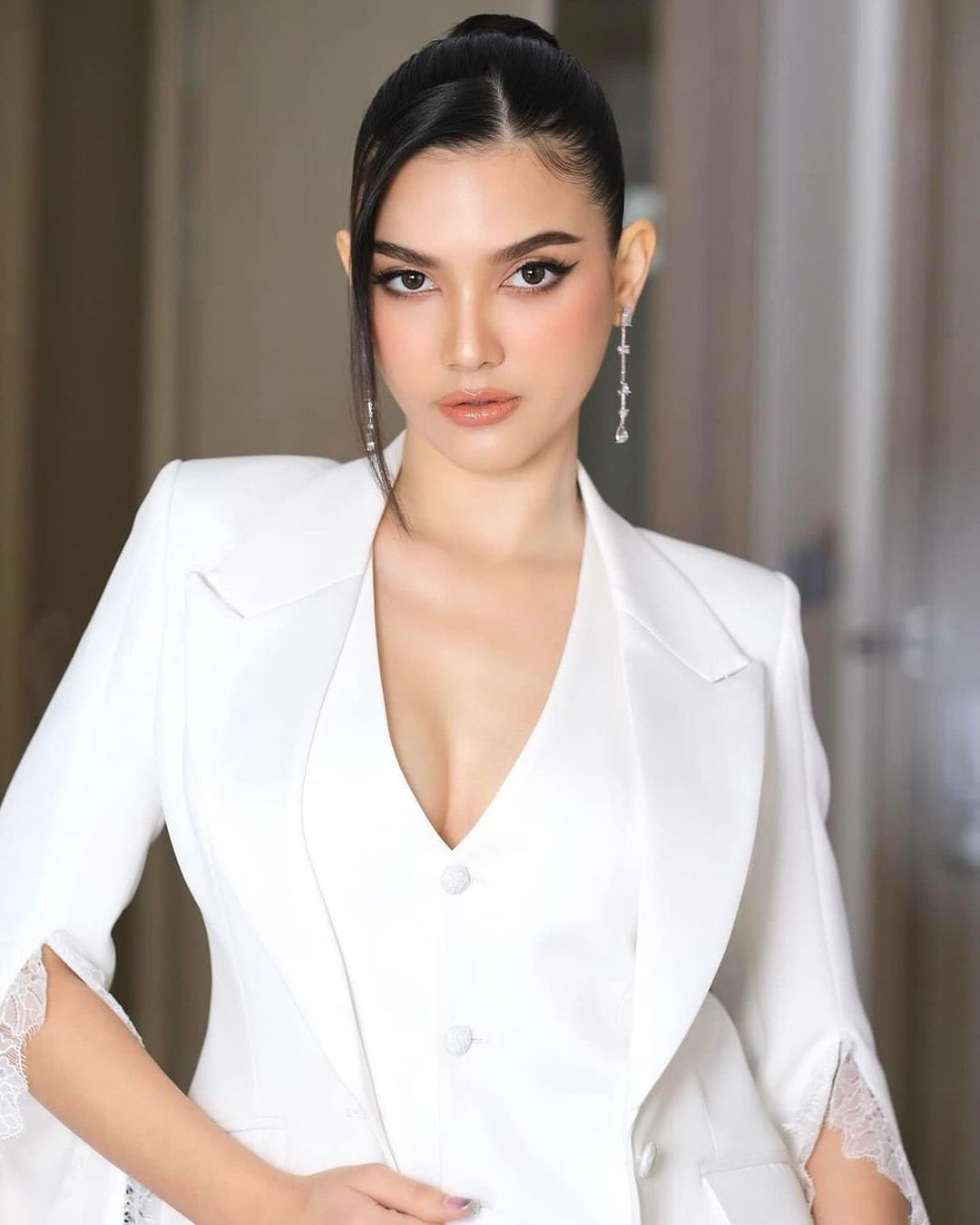 Christina Lasasimma năm nay 30 tuổi, là người mẫu hàng đầu tại Lào, thường xuyên catwalk ở các sự kiện thời trang.