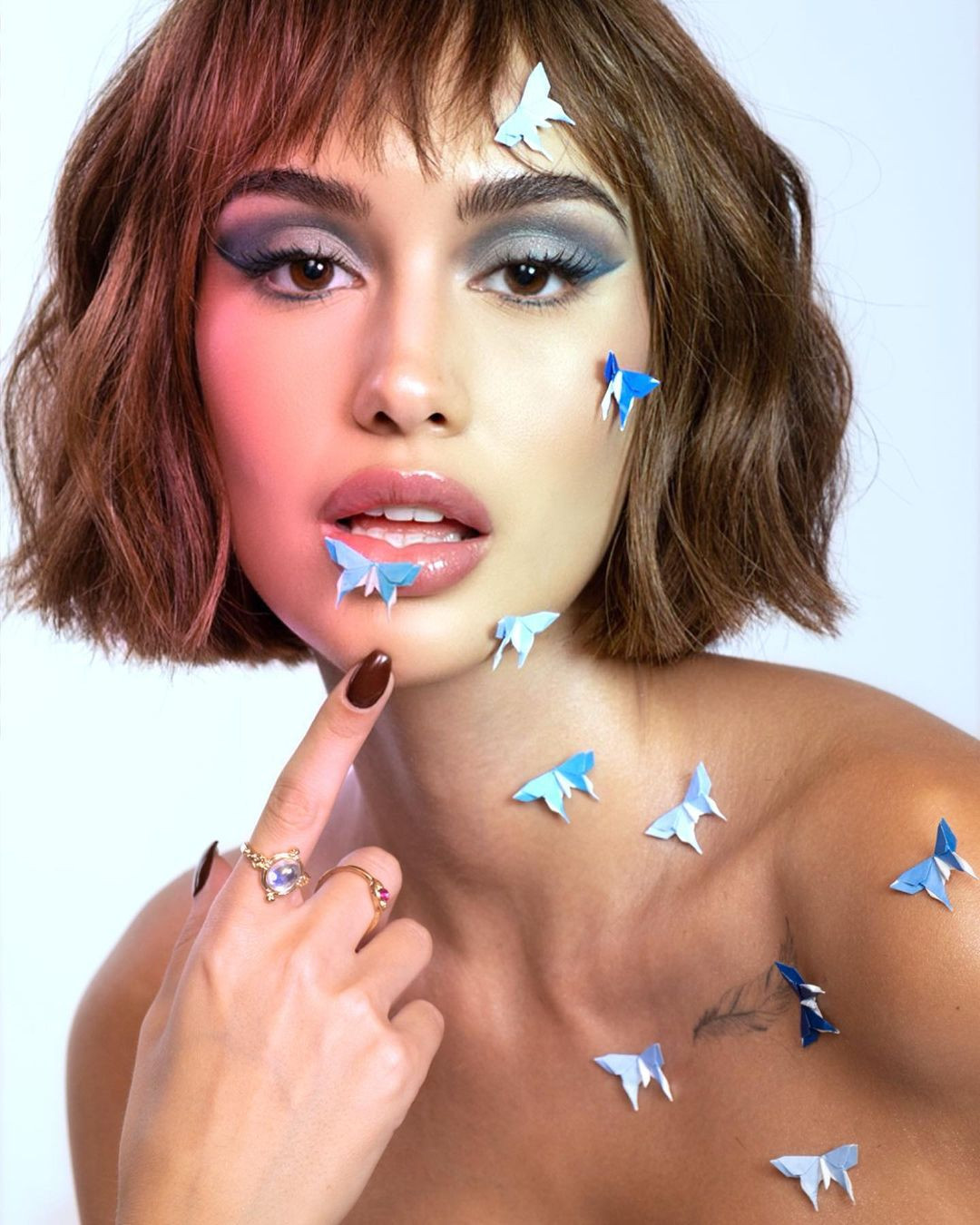 Hoa hậu Hoàn vũ Philippines 2022 Celeste Cortesi là một trong ba hoa hậu lọt vào danh sách top 10 phụ nữ xinh đẹp nhất Philippines 2024 của Wonders List. Theo tờ này, Celeste Cortesi không chỉ xinh đẹp mà còn là phụ nữ tài năng.