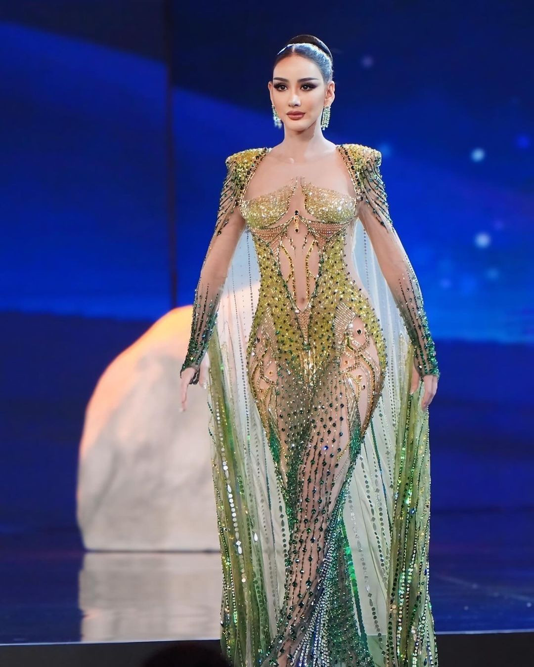 Trong đêm bán kết tối 3/4, Prang Suntaree có một đêm trình diễn thành công, tỏa sáng. Cô diện đầm xuyên thấu táo bạo, đính kết cầu kỳ trong phần thi váy dạ hội. Thần thái, cách catwalk kiêu sa của người đẹp được khen ngợi.