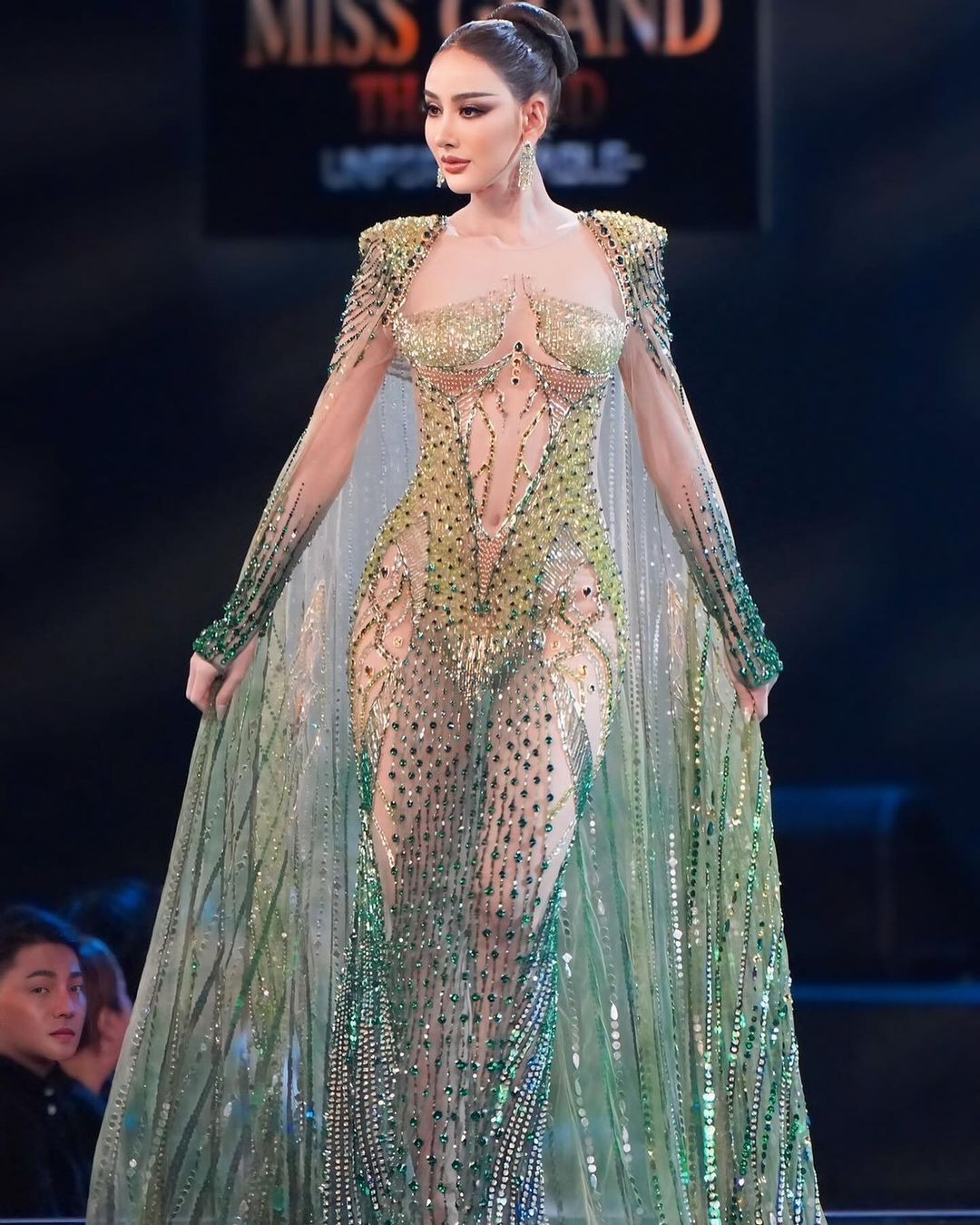 Trong đêm bán kết tối 3/4, Prang Suntaree có một đêm trình diễn thành công, tỏa sáng. Cô diện đầm xuyên thấu táo bạo, đính kết cầu kỳ trong phần thi váy dạ hội. Thần thái, cách catwalk kiêu sa của người đẹp được khen ngợi.