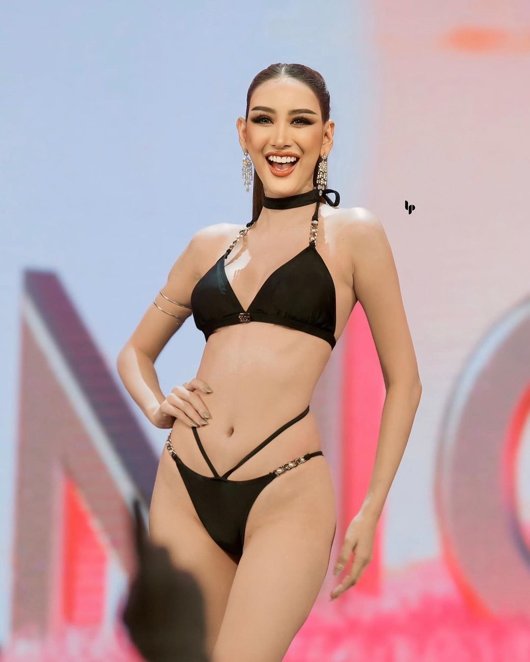 Prang Suntaree khoe hình thể đẹp trong phần thi bikini. Cô có cách diễn sôi động, nhiều năng lượng nhưng vẫn được đánh giá là tiết chế, không phản cảm như nhiều thí sinh khác.