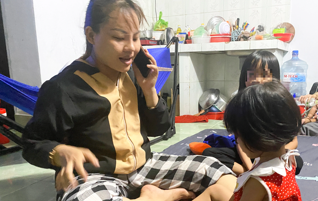 Chị Chi cùng mẹ và các con tại căn phòng trọ trên đường Trần Xuân Soạn (Ảnh: An Huy).