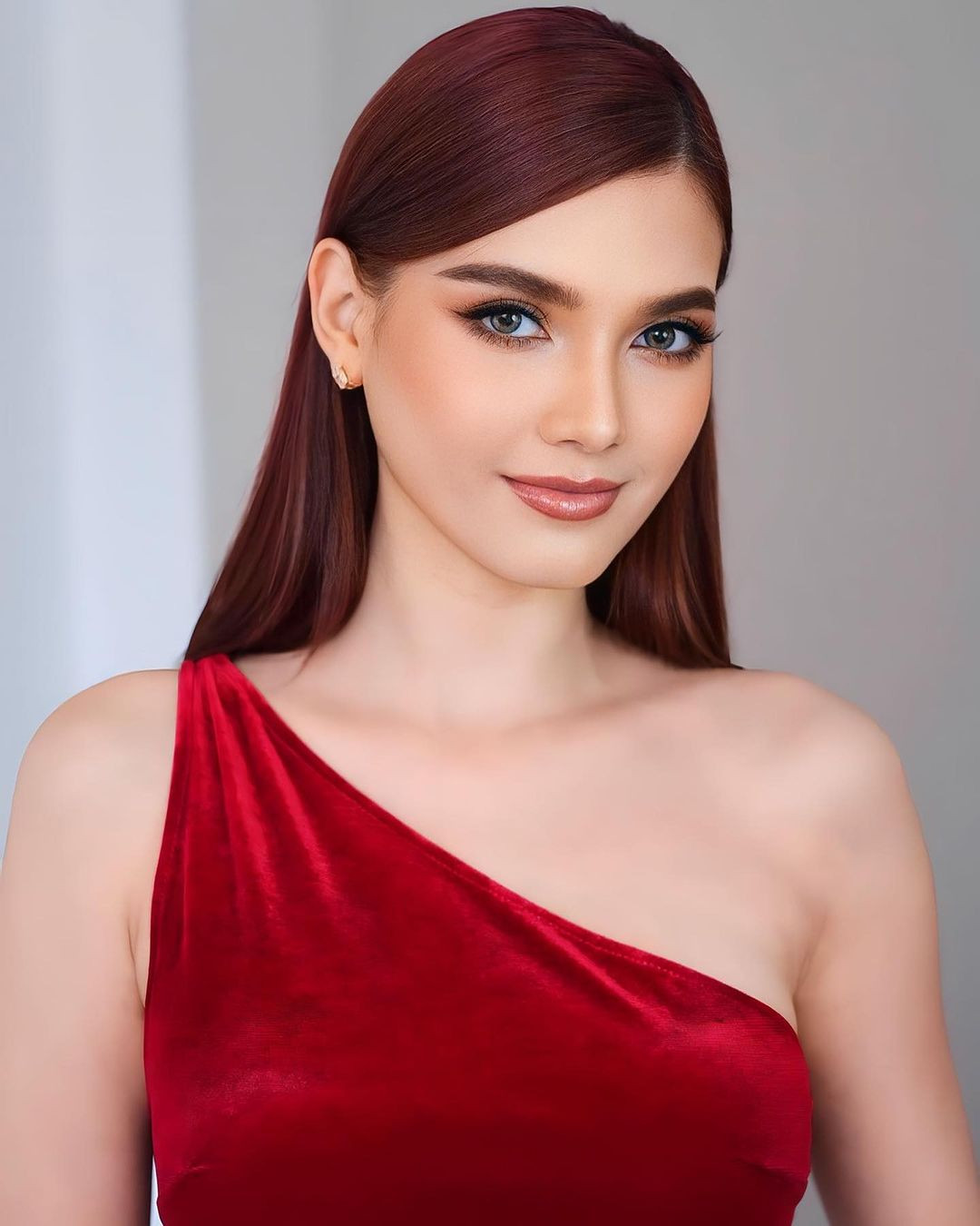 Christina Lasasimma cuốn hút với sống mũi thẳng và đôi mắt to, tròn.