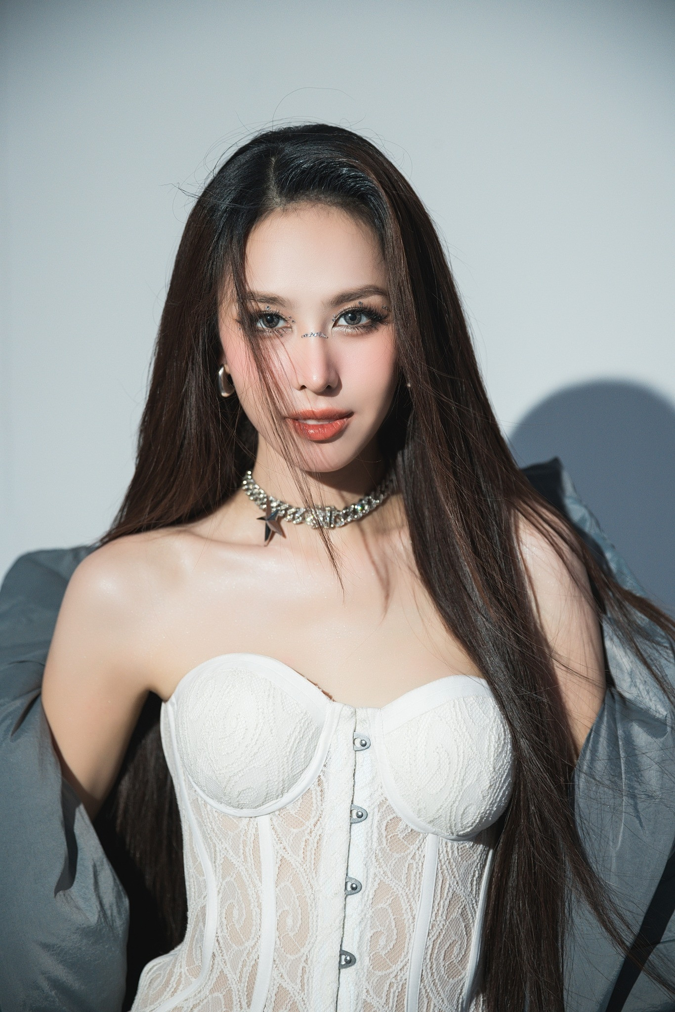 Hình ảnh Á hậu Ngọc Hằng trong sản phẩm âm nhạc đầu tay. Hình ảnh Á hậu Ngọc Hằng trong sản phẩm âm nhạc đầu tay.