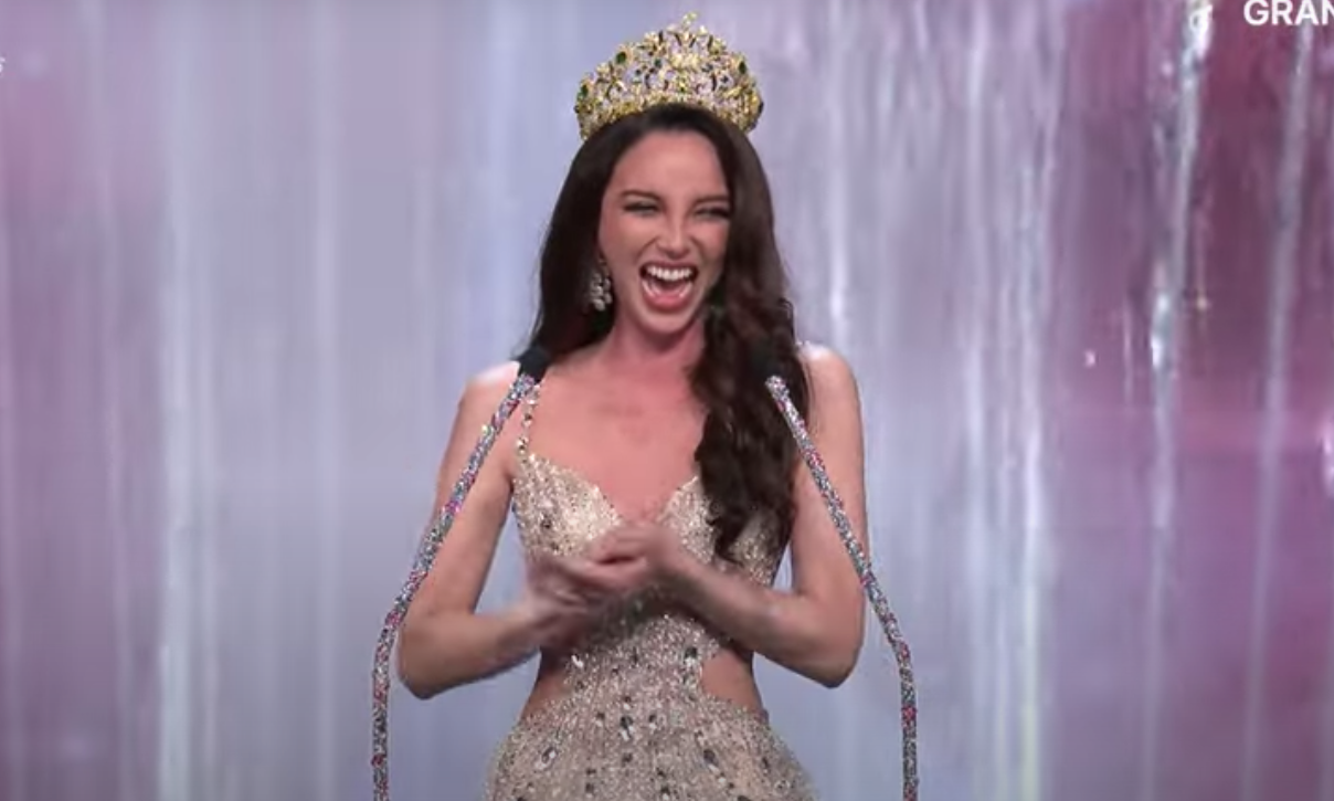 Á hậu 1 Hoa hậu Hòa bình Thái Lan 2023 - Tia Li Taveepanichpan gây tranh cãi khi liên tục cười cợt trong lúc phát biểu.