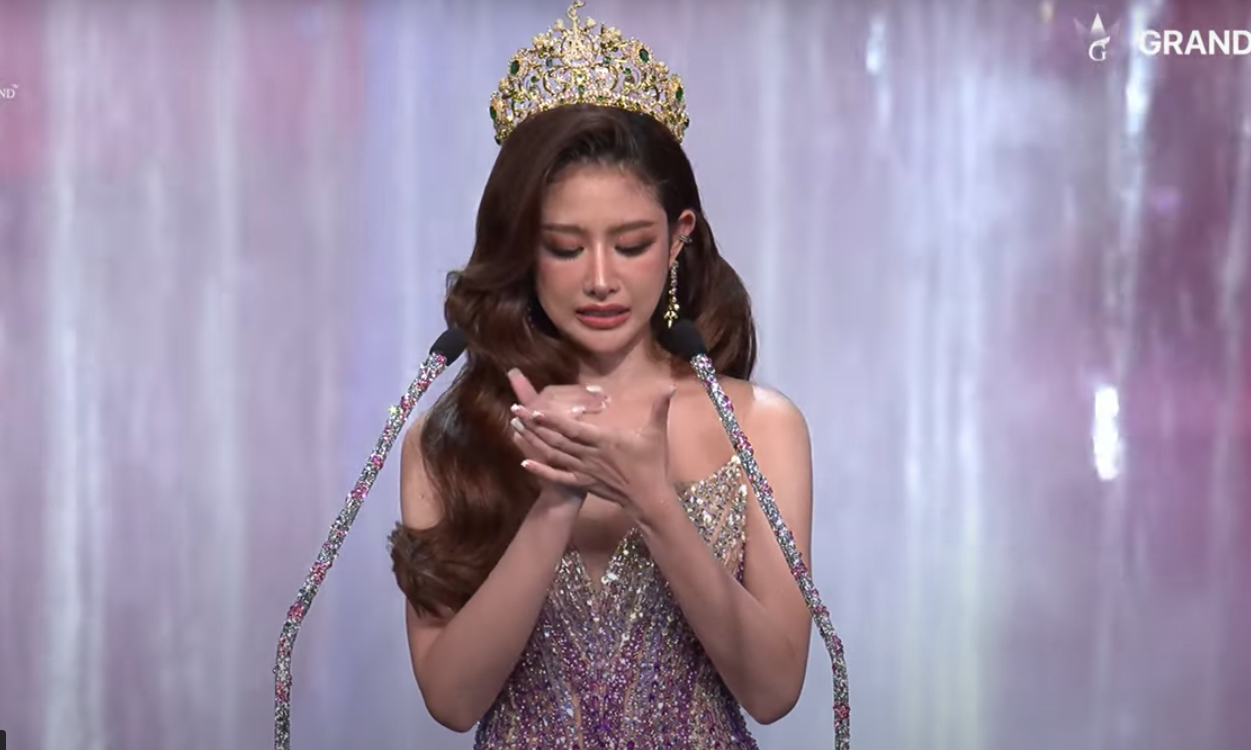 Á hậu 2 và 3 cũng có khoảnh khắc gây tranh cãi khi quên bài và phải nhìn vào tài liệu đã chép sẵn trên tay để phát biểu.