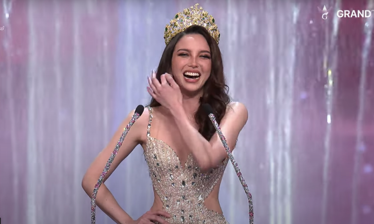 Á hậu 1 Hoa hậu Hòa bình Thái Lan 2023 - Tia Li Taveepanichpan gây tranh cãi khi liên tục cười cợt trong lúc phát biểu.