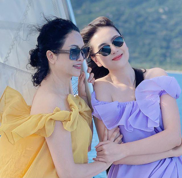 Nữ MC cũng từng khoe ảnh thân thiết bên mẹ chồng. Cô tự hào chia sẻ: "Mẹ Nga - người mẹ thứ 2 của Ngọc. Quá may mắn khi được làm con của 2 người phụ nữ tuyệt vời".