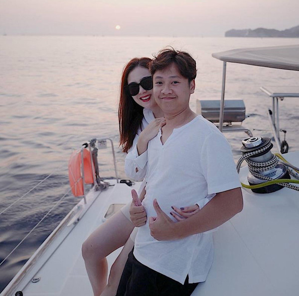 Trong dịp sinh nhật gần đây nhất của doanh nhân Hoài Nam, cặp đôi cùng nhau đi du lịch ở Đà Lạt và vẫn xuất hiện bên nhau tình tứ. Nữ MC tiết lộ: "17 năm đón sinh nhật cùng anh, có nhiều thứ thay đổi, nhưng khoản không bao giờ chịu hợp tác chụp ảnh thì vẫn vậy, nên có ảnh nào dùng ảnh đó... Không trách em được nha".