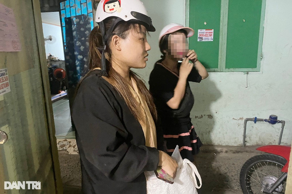 Chị Chi chuẩn bị dẫn con quay trở lại đồn công an vào tối cùng ngày (Ảnh: An Huy).