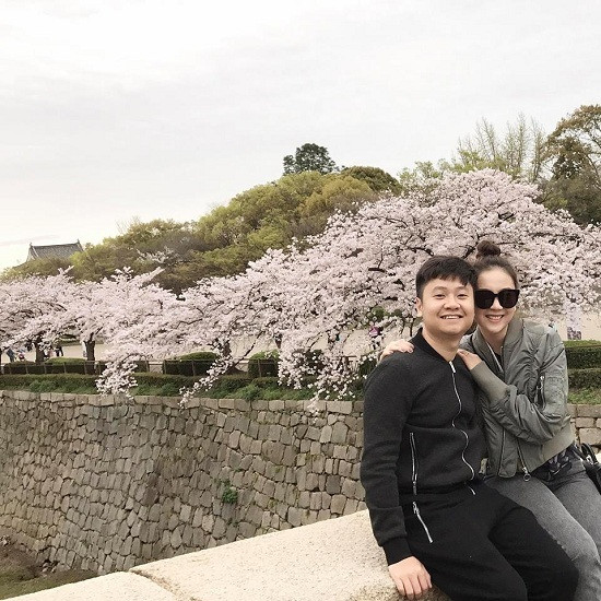 Trong dịp sinh nhật gần đây nhất của doanh nhân Hoài Nam, cặp đôi cùng nhau đi du lịch ở Đà Lạt và vẫn xuất hiện bên nhau tình tứ. Nữ MC tiết lộ: "17 năm đón sinh nhật cùng anh, có nhiều thứ thay đổi, nhưng khoản không bao giờ chịu hợp tác chụp ảnh thì vẫn vậy, nên có ảnh nào dùng ảnh đó... Không trách em được nha".