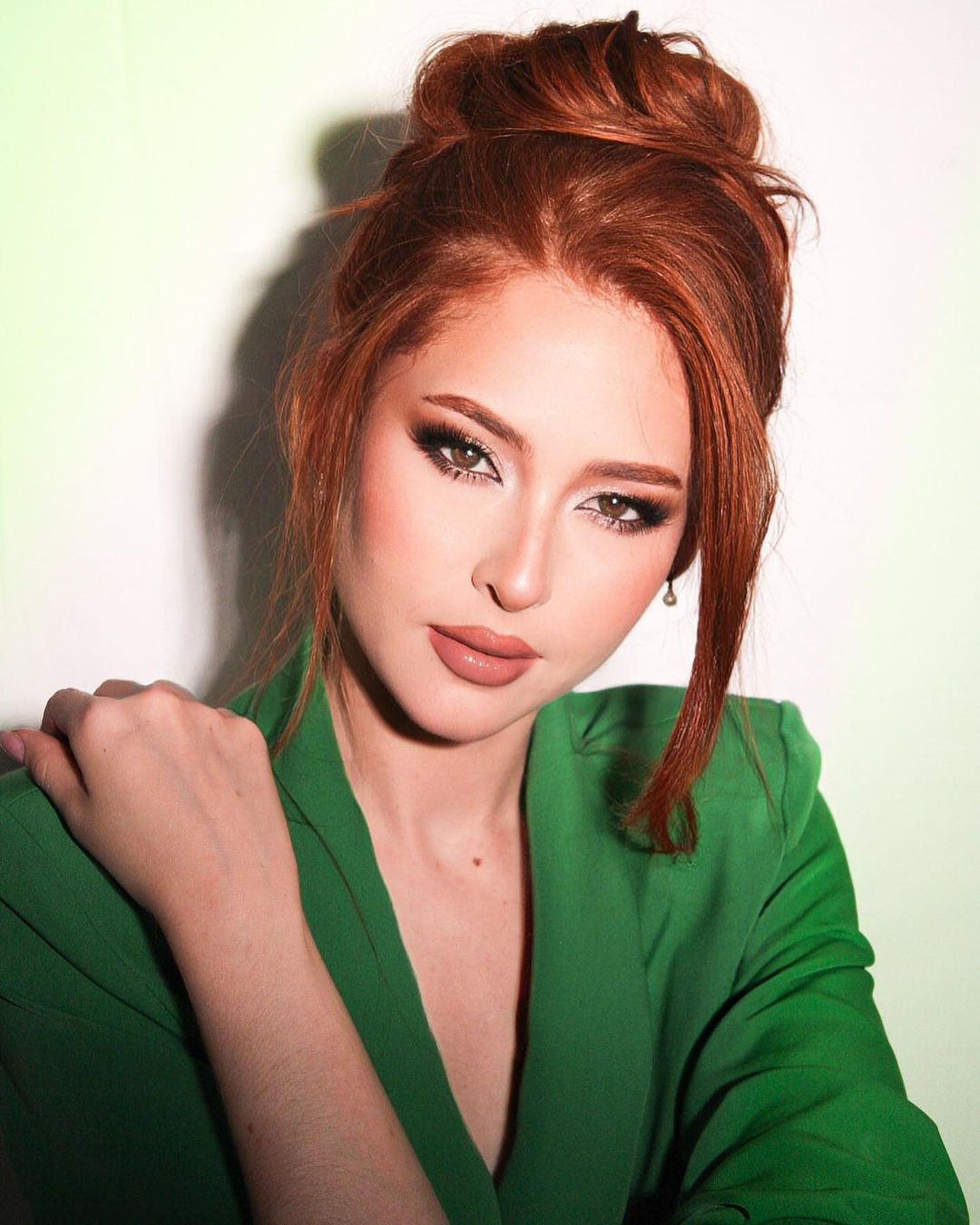 Người đẹp có gương mặt kiêu sa, cuốn hút với làn da trắng và mái tóc hung đỏ ấn tượng.