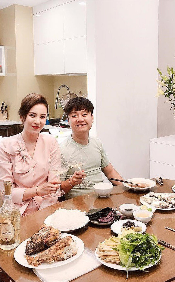 Mai Ngọc và chồng sống trong căn hộ hạng sang với nội thất xa xỉ tại Hà Nội. Trong dịp kỷ niệm một năm ngày cưới, nữ MC từng hết lời khen ngợi chồng: "Mọi người vẫn thường nói rằng hôn nhân là nấm mồ của tình yêu nhưng đối với Ngọc, sau 11 năm làm bạn và 1 năm chung sống, tôi nghĩ rằng tôi và anh Nam giống như đến một ngôi trường học. Ở đây, chúng tôi học cách yêu thương, chia sẻ, hy sinh và cùng nhau kiên nhẫn với một nửa của mình".