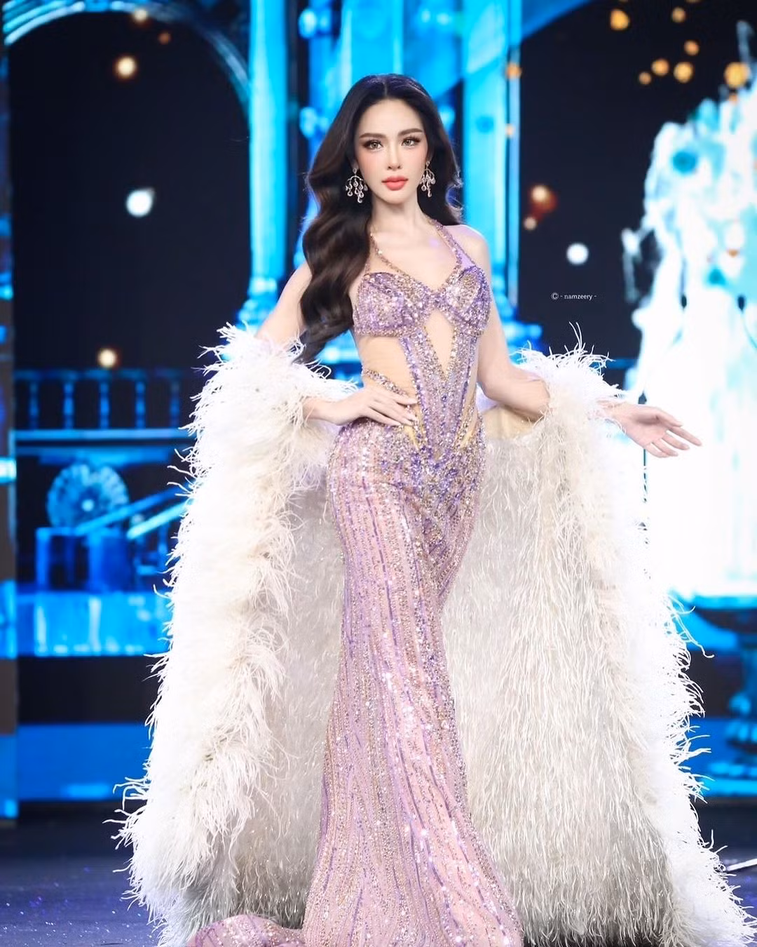 Nhan sắc của Malin Chara-anan gây nhiều tranh cãi. Bên cạnh chiều cao khiêm tốn, gương mặt của Malin Chara-anan được cho là thẩm mỹ quá nhiều, giống các hot girl mà không có thần thái hoa hậu.