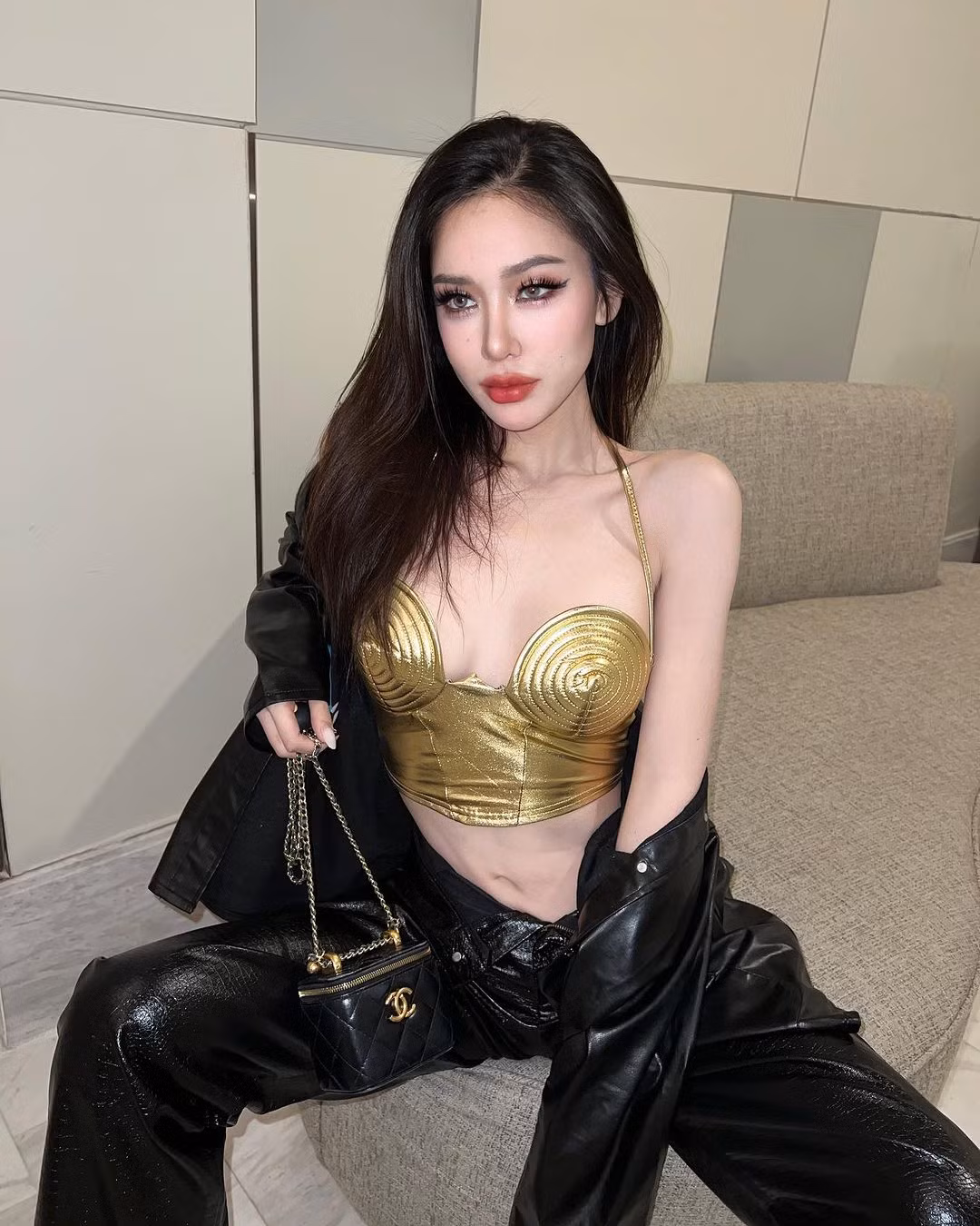 Hoa hậu Hòa bình Thái Lan 2024 Malin Chara-anan năm nay 27 tuổi, là CEO của một thương hiệu mỹ phẩm và KOL trên mạng xã hội. Cô có trang cá nhân với hơn 400.000 người theo dõi.