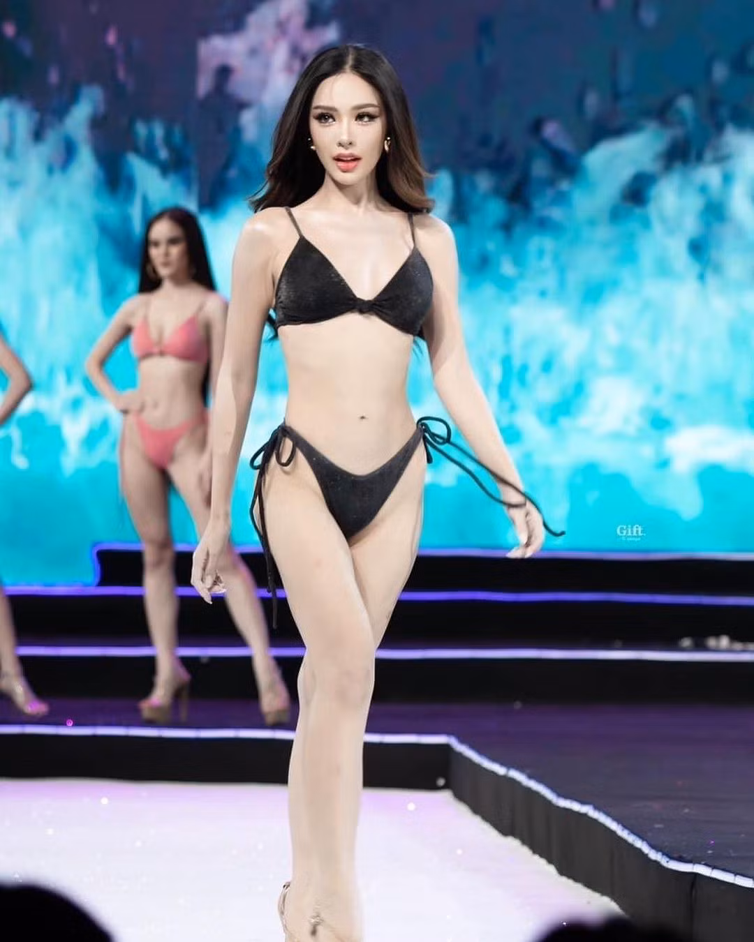 Nhiều người còn chỉ ra mắt của tân Hoa hậu Hòa bình Thái Lan 2024 bị lé. Dù đã đeo len nhưng cô vẫn không khắc phục được điều này.