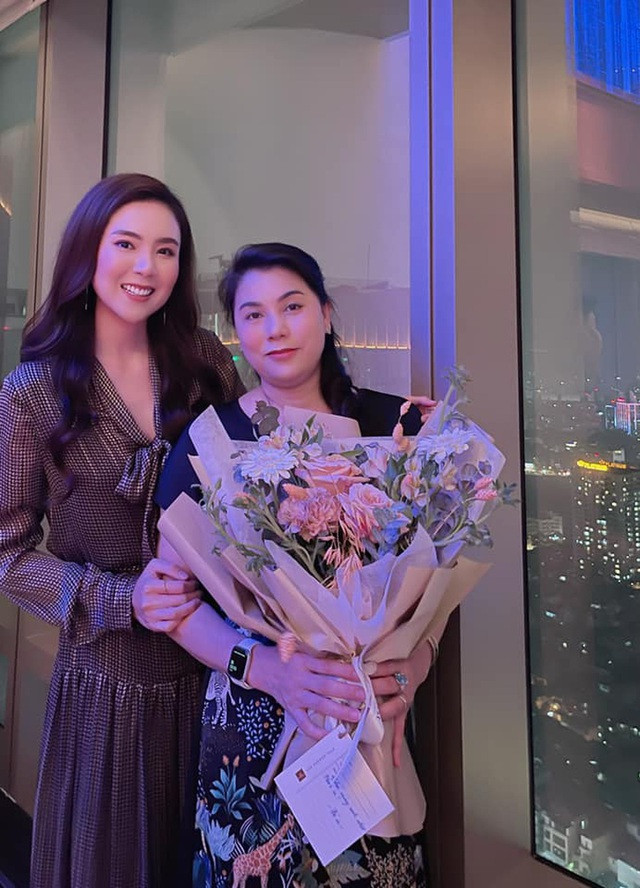 Trong một lần chia sẻ về mẹ chồng, cô nói: "Ngọc thấy mẹ chồng mình quá tuyệt rồi, không có bộ phim nào có thể tả về mẹ chồng của tôi nên Ngọc nghĩ không cần xem phim".