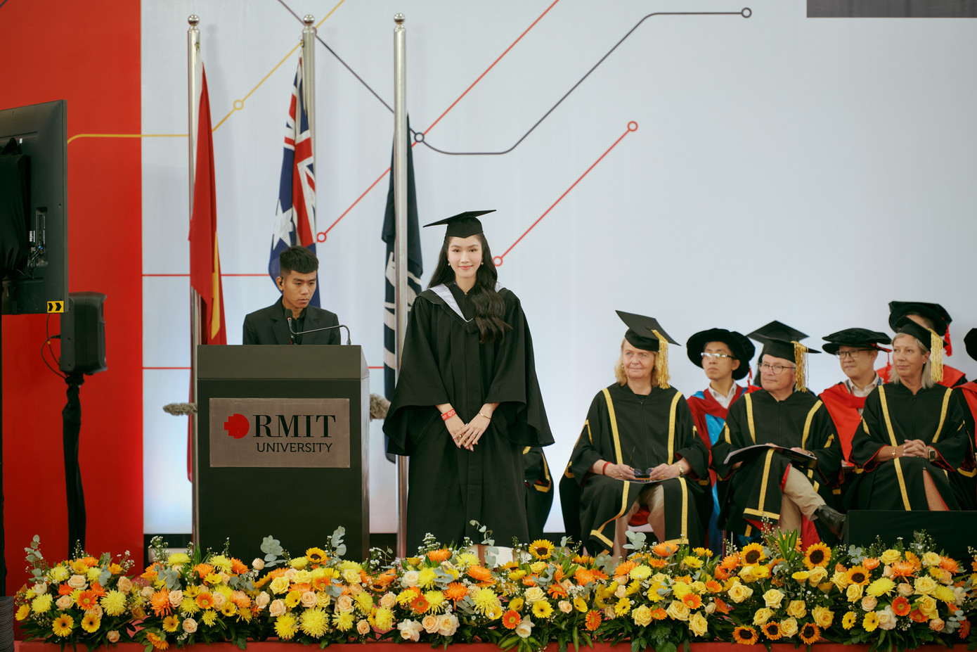 Á hậu Phương Anh tốt nghiệp Thạc sĩ ở tuổi 26.