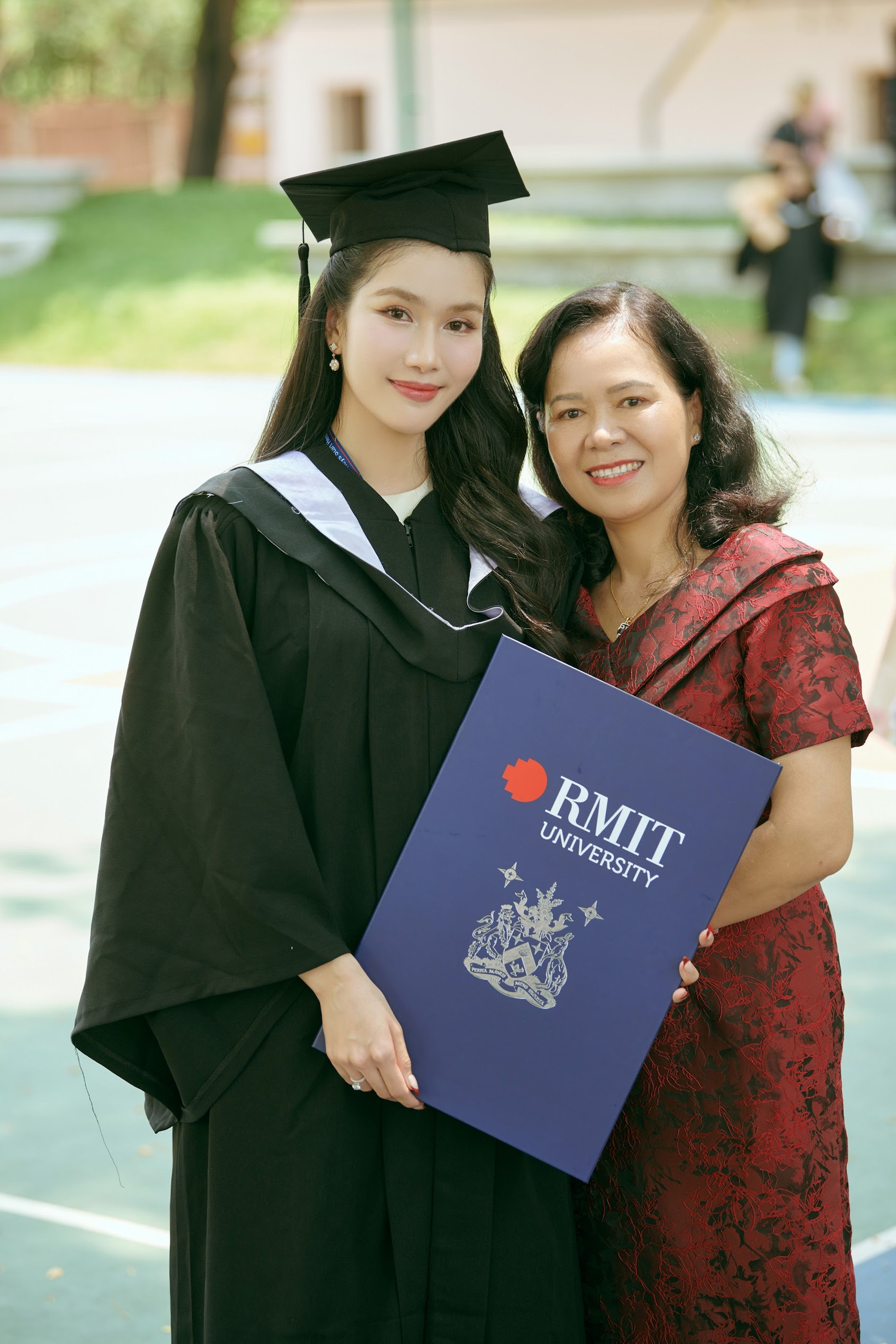 Trong ngày vui, Á hậu 1 Hoa hậu Việt Nam 2020 nhận được nhiều lời chúc mừng từ gia đình, bạn bè, người hâm mộ cùng các hoa, á hậu.