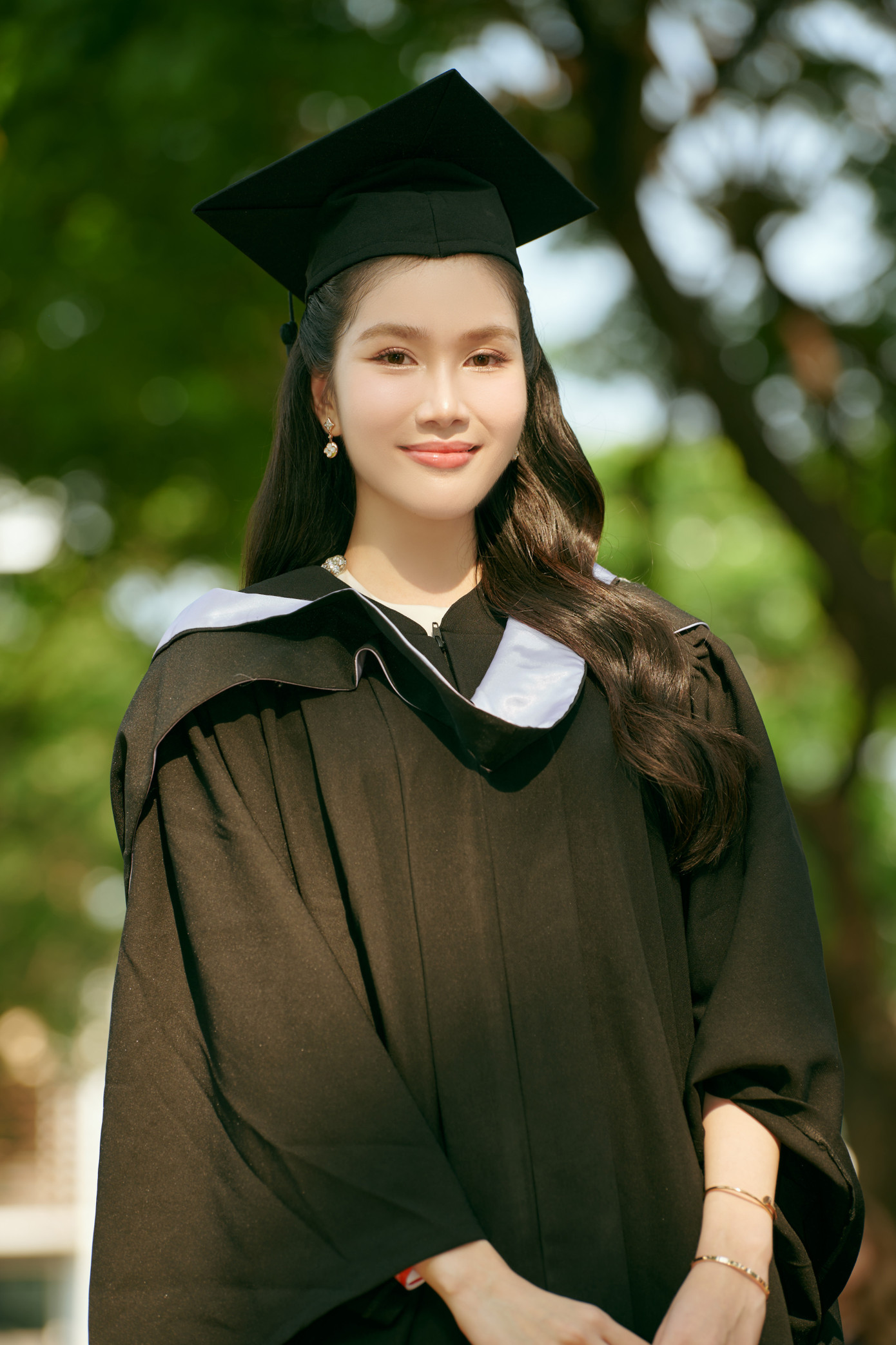 Á hậu Phương Anh tốt nghiệp Thạc sĩ ở tuổi 26.