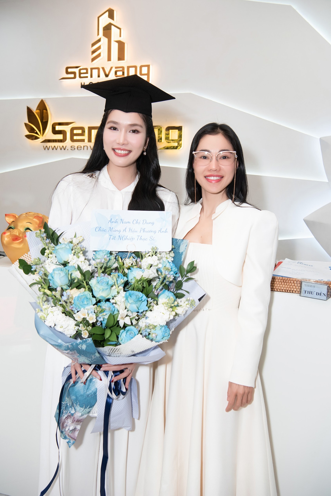 Trong ngày vui, Á hậu 1 Hoa hậu Việt Nam 2020 nhận được nhiều lời chúc mừng từ gia đình, bạn bè, người hâm mộ cùng các hoa, á hậu.