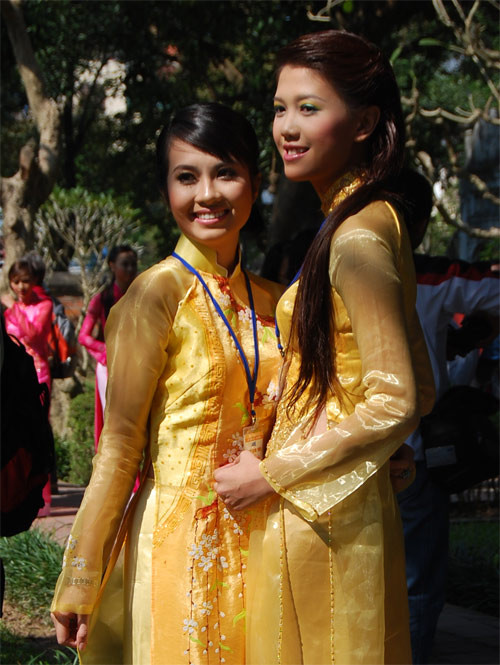 "Song Trang" - Miss Teen Huyền Trang và Thanh Trang (Trang Windy) trong tà áo dài tại Văn miếu Quốc tử giám năm 2008.