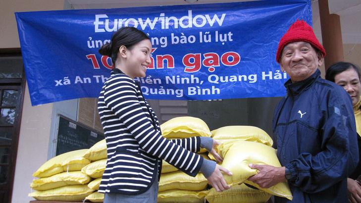 Người đẹp Huỳnh Bích Phương tự tay trao quà cho người dân Quảng Bình