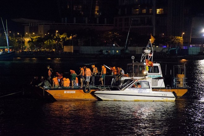 Tìm thấy cả 3 thi thể nạn nhân vụ chìm tàu trên sông Hàn ảnh 38
