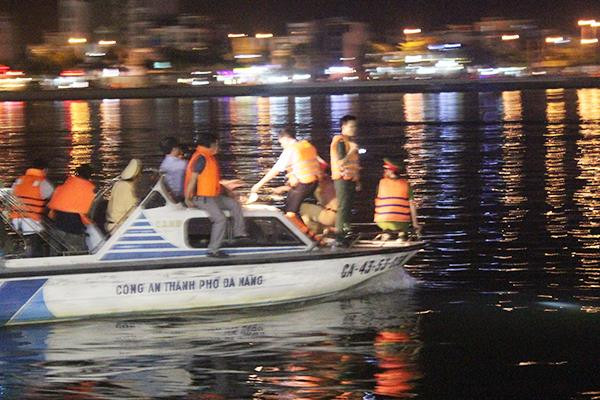 Tìm thấy cả 3 thi thể nạn nhân vụ chìm tàu trên sông Hàn ảnh 54