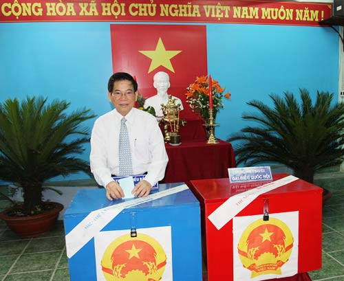 Chủ tịch nước Nguyễn Minh Triết bỏ lá phiếu đầu tiên tại quận 3, TP.HCM - Ảnh: Bạch Dương/ Thanh Niên