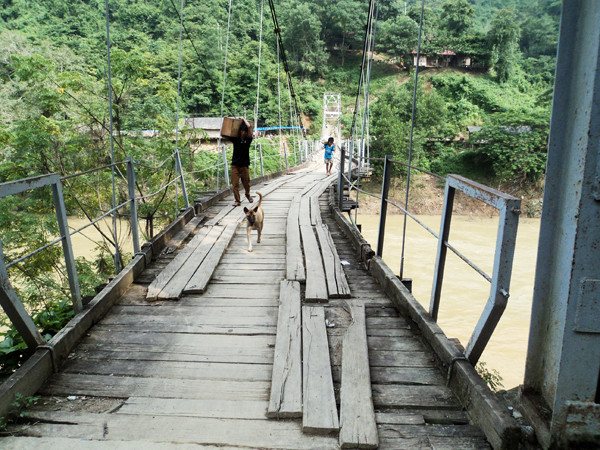 Cầu treo nối bản Xốp Mạt, bản Côi (xã Lượng Minh) bị vặn cong do mố cầu phía Xốp Mạt bị lở