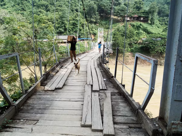 Cầu treo nối bản Xốp Mạt, bản Côi (xã Lượng Minh) bị vặn cong do mố cầu phía Xốp Mạt bị lở. Cầu treo nối bản Xốp Mạt, bản Côi (xã Lượng Minh) bị vặn cong do mố cầu phía Xốp Mạt bị lở