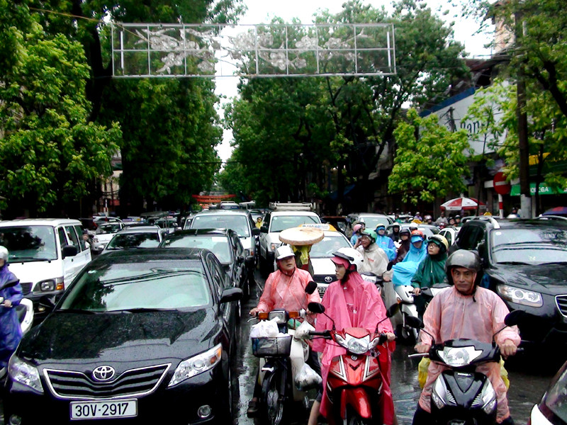 Giao thông tắc nghẽn trầm trọng. Ảnh chụp trên phố Bà Triệu